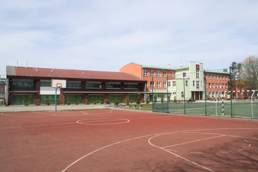 Baza Kolonijna BOSMAN II - budynek szkoy, hala sportowa i boisko do koszykwki (tartan)