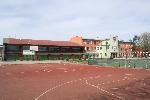 Baza Kolonijna BOSMAN II - budynek szkoy, hala sportowa i boisko do koszykówki (tartan)