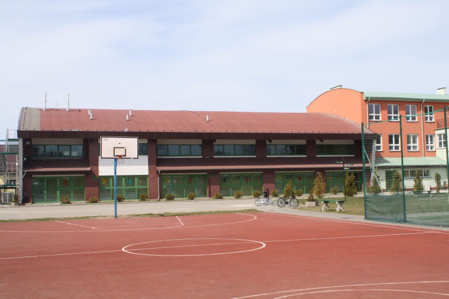 Baza Kolonijna BOSMAN II - budynek hali sportowej i boisko do koszykwki (tartan)