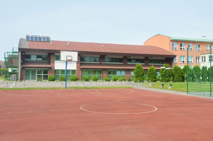 Baza Kolonijna BOSMAN II - boisko do koszykwki (tartan) - w tle hala sportowa