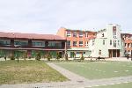 Baza Kolonijna BOSMAN II - budynek szkoły i hali sportowej - widok od strony boisk